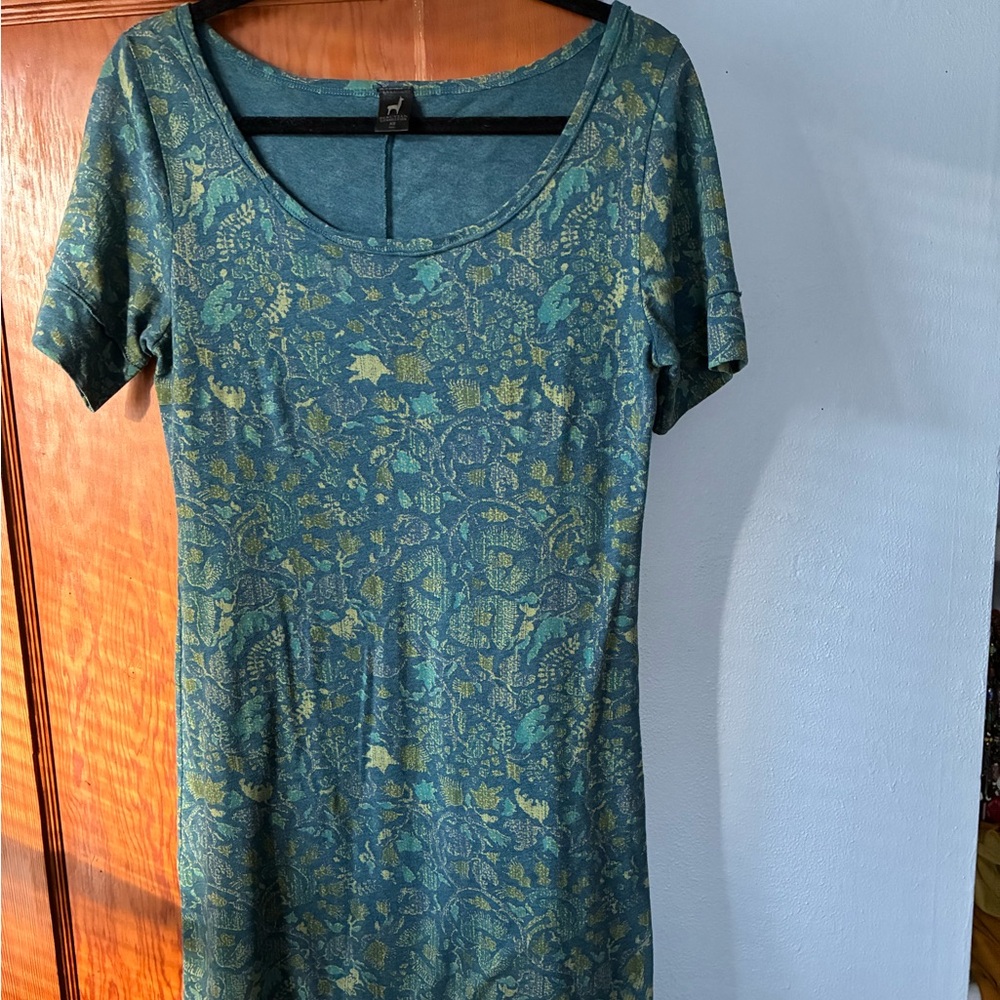 Peruvian Connection EUC gorgeous Teal and Gold Pattern. Unique hem and sleeves.
